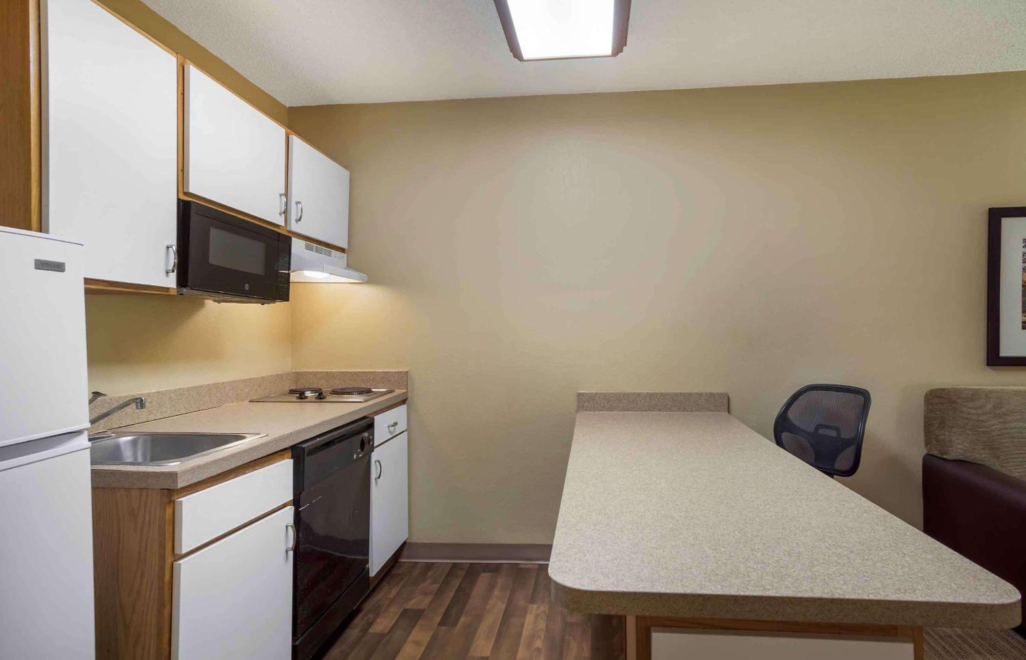 Extended Stay America Select Suites - Providence - Airport Уорик Екстериор снимка