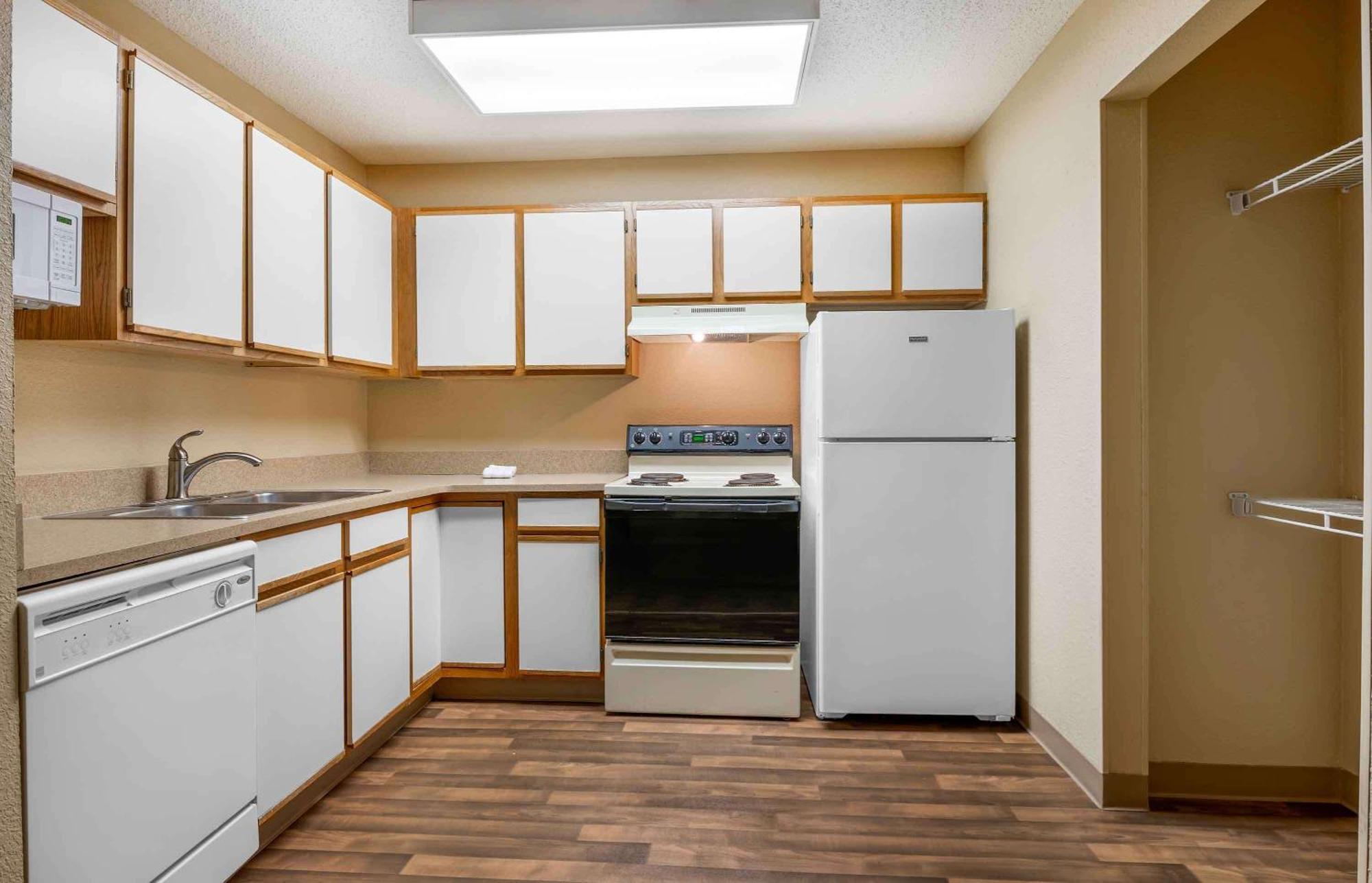Extended Stay America Select Suites - Providence - Airport Уорик Екстериор снимка