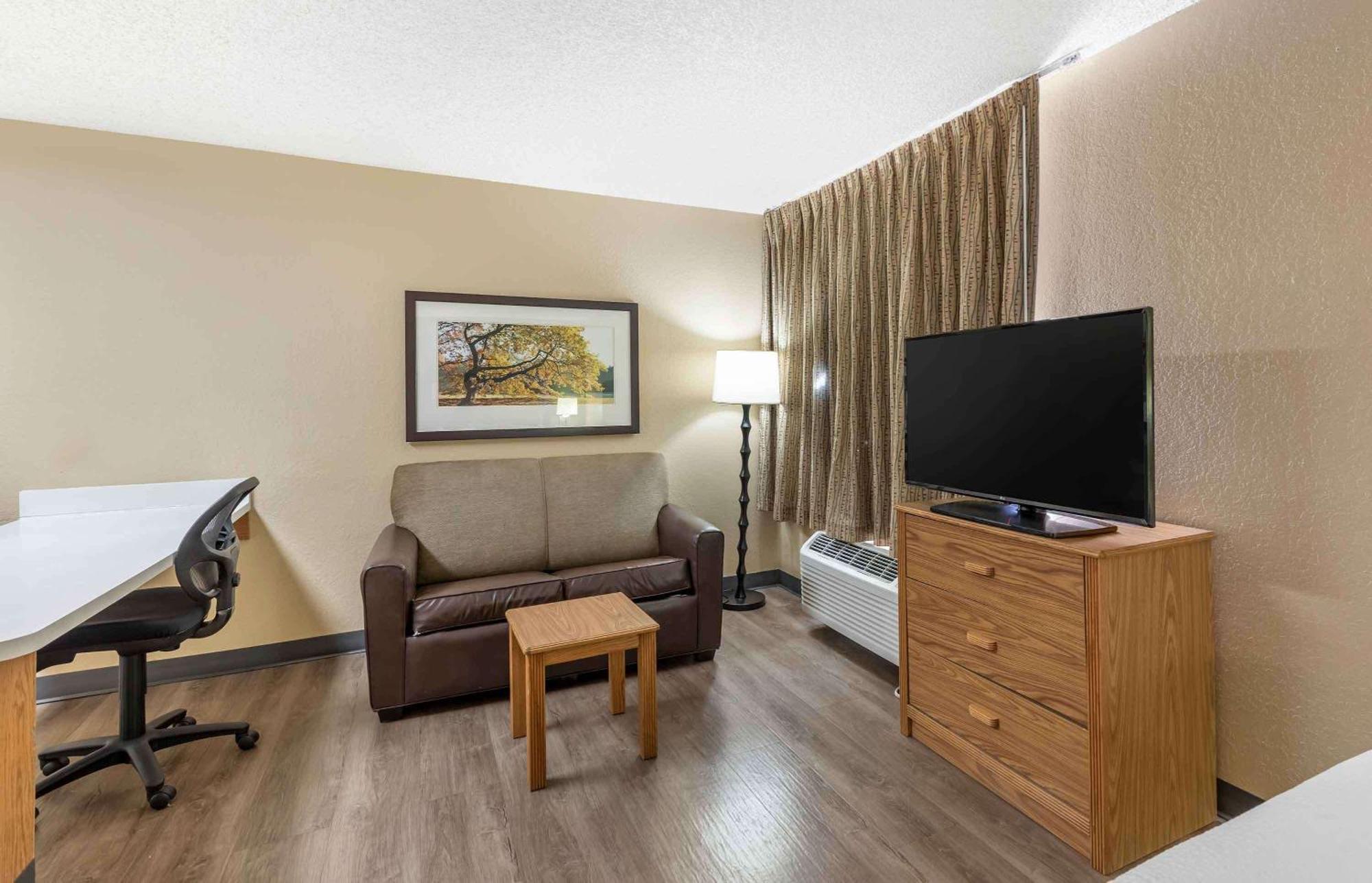 Extended Stay America Select Suites - Providence - Airport Уорик Екстериор снимка
