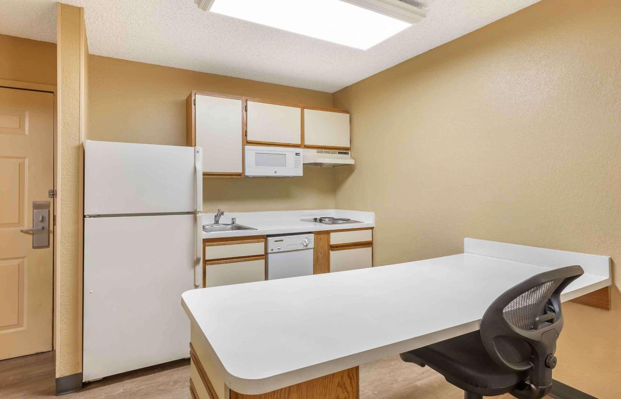 Extended Stay America Select Suites - Providence - Airport Уорик Екстериор снимка